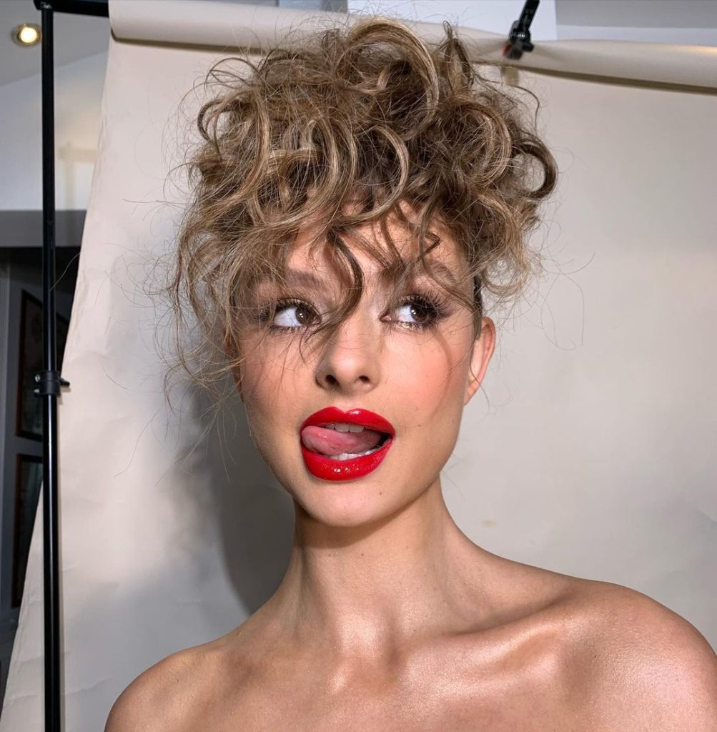 Messy high bun for cool girls Messy high bun for cool girls