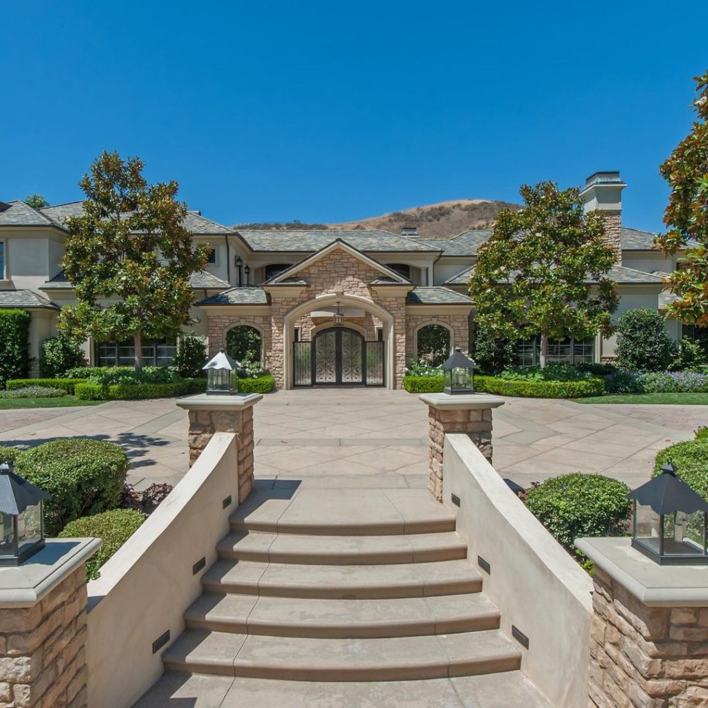 Grand Estate in Hidden Hills, LA Grand Estate in Hidden Hills, LA