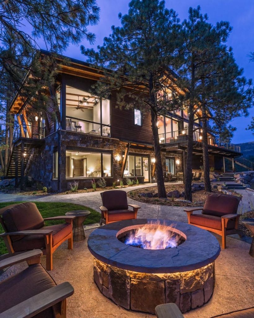 Modern backyard fire pit Modern backyard fire pit