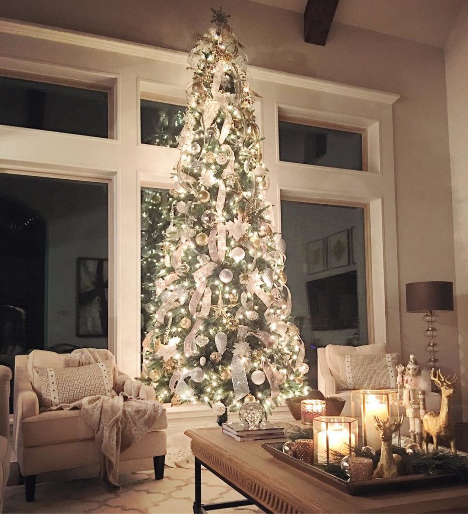 Classic Christmas tree decorations gold and white @classicstylehome Classic Christmas tree decorations gold and white @classicstylehome