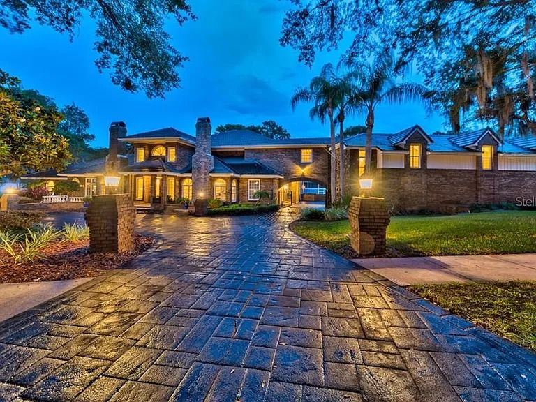Lakefront Property in Lake Tarpon, Florida Lakefront Property in Lake Tarpon, Florida