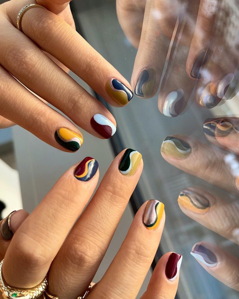 Swirls on nails Swirls on nails