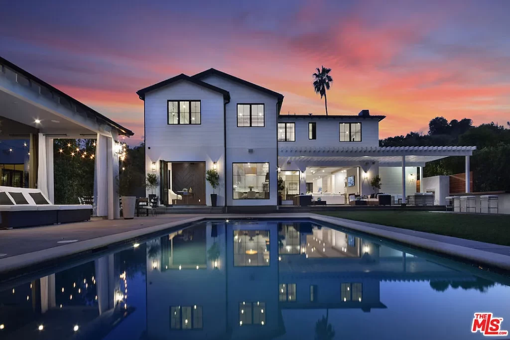 A big house with pool in 15715 Woodvale Rd, Encino, CA 91436 A big house with pool in 15715 Woodvale Rd, Encino, CA 91436
