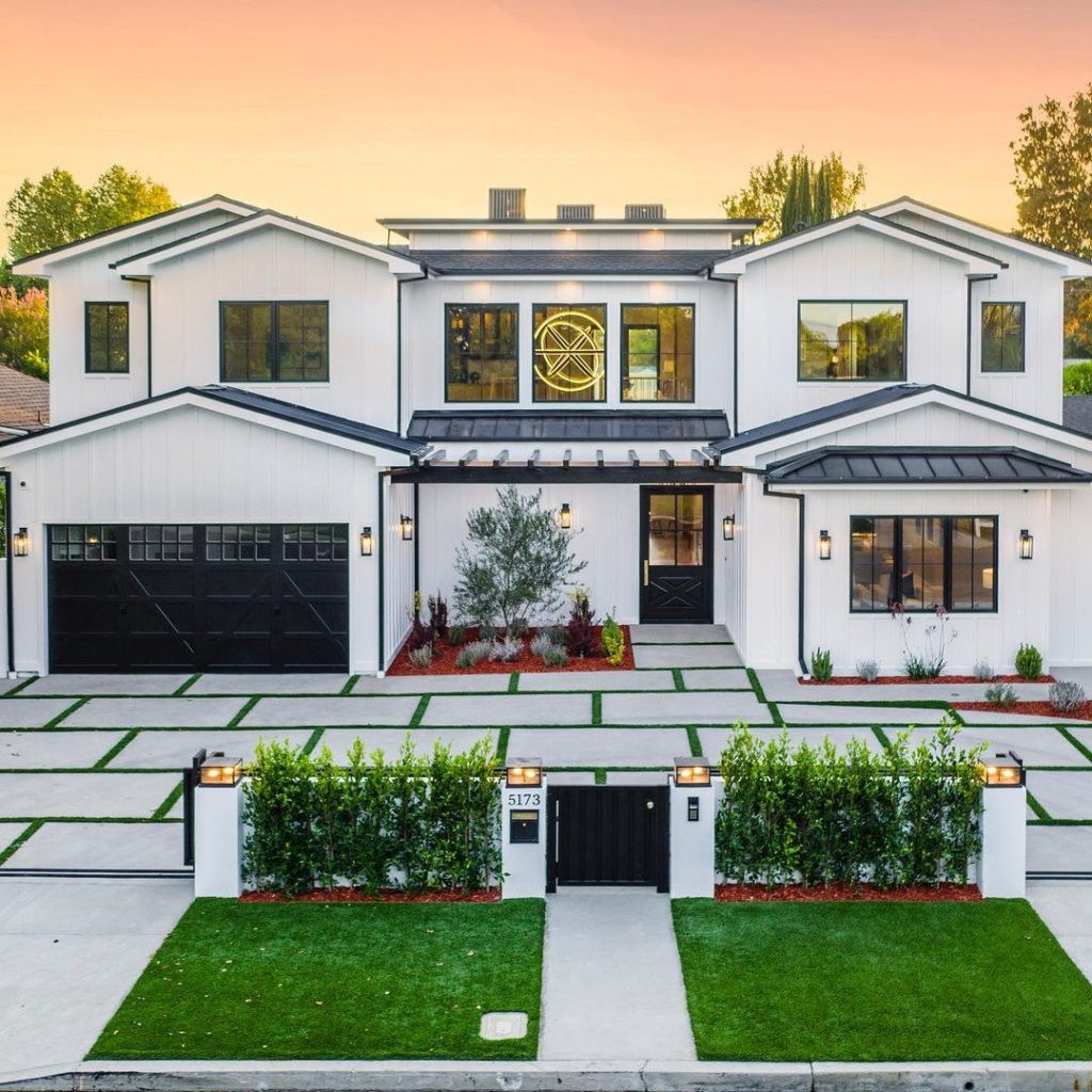 Modern Farmhouse Property in California Modern Farmhouse Property in California