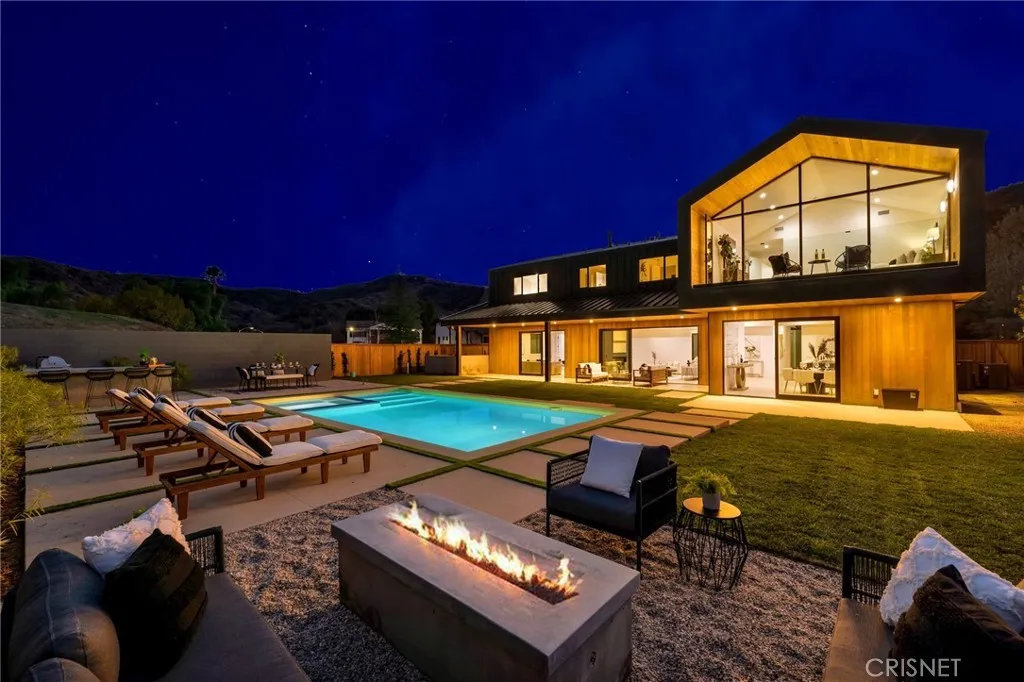A big house with pool in 20127 Chapter Dr, Woodland Hills, CA 91364 A big house with pool in 20127 Chapter Dr, Woodland Hills, CA 91364
