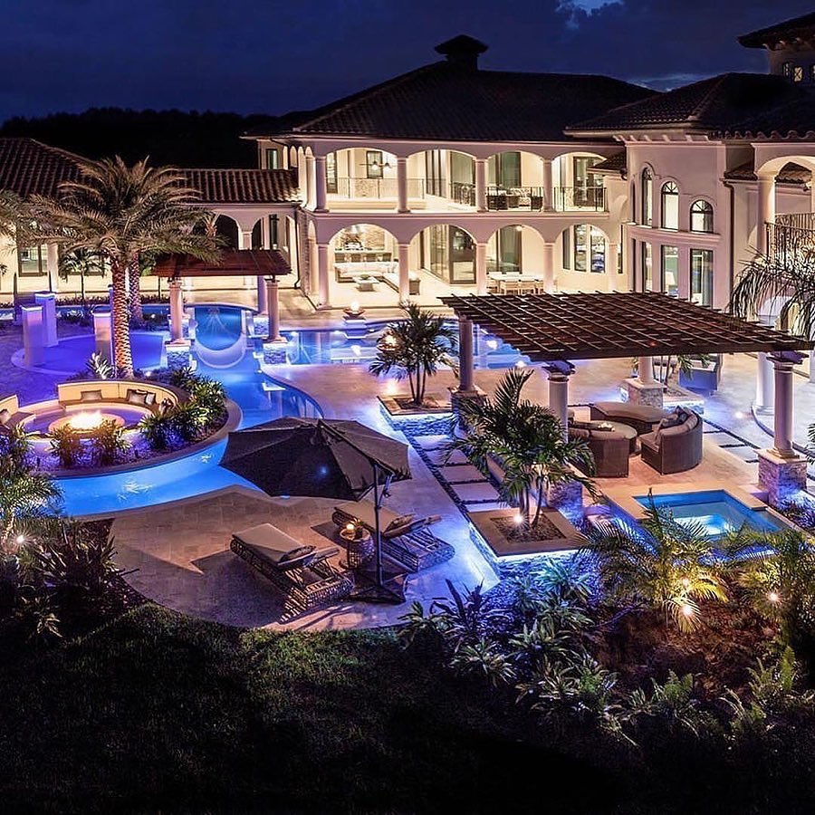 Luxury frontage with pool Luxury frontage with pool