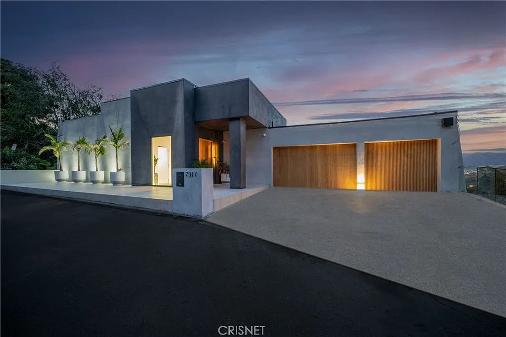 A big house with pool in  7317 Caverna Dr, Los Angeles, CA 90068