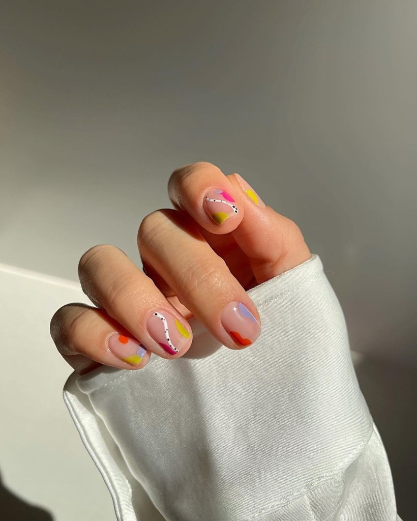 Minimal colourful nails