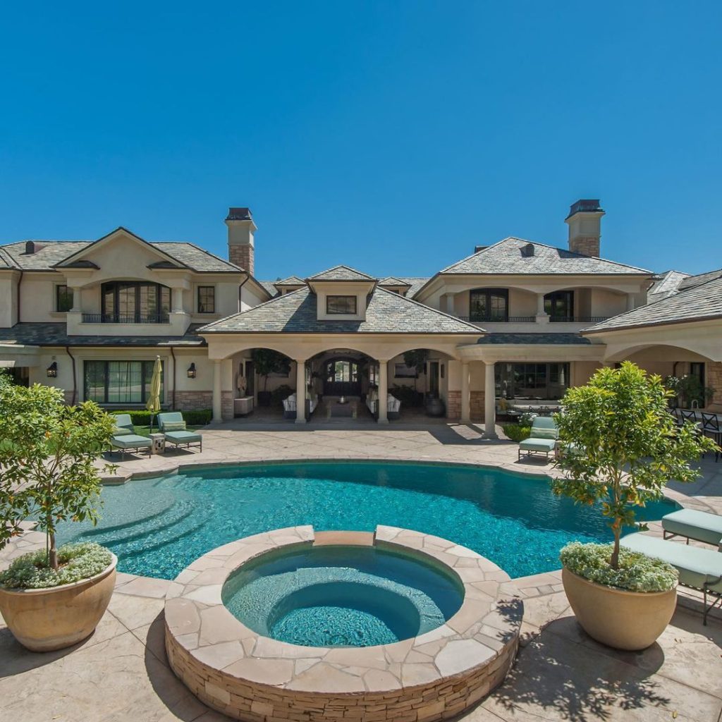 Luxury Estate in Hidden Hills of California
