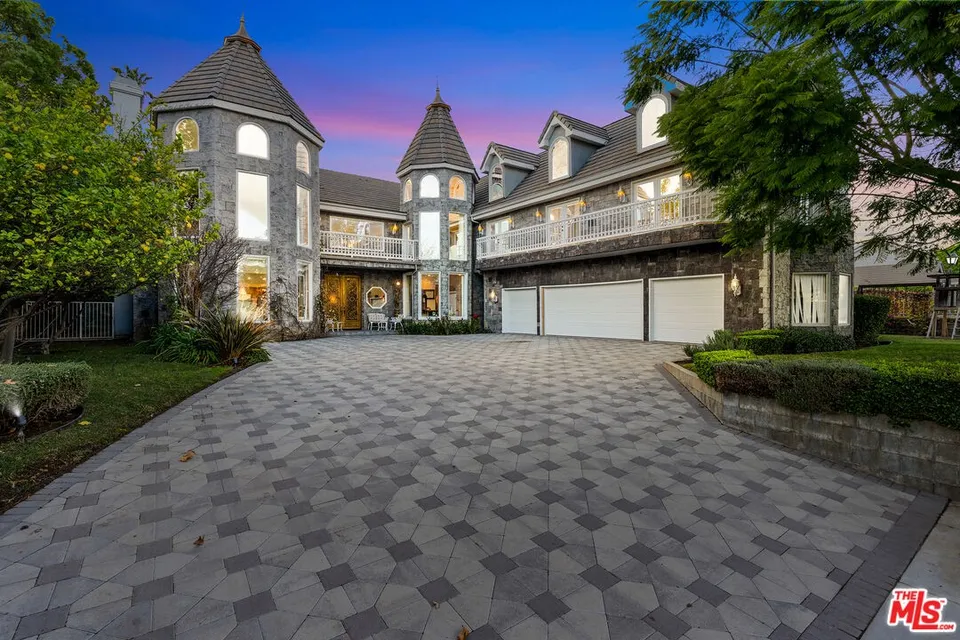 A big house with pool in  10161 Vanalden Ave, Northridge, CA 91324