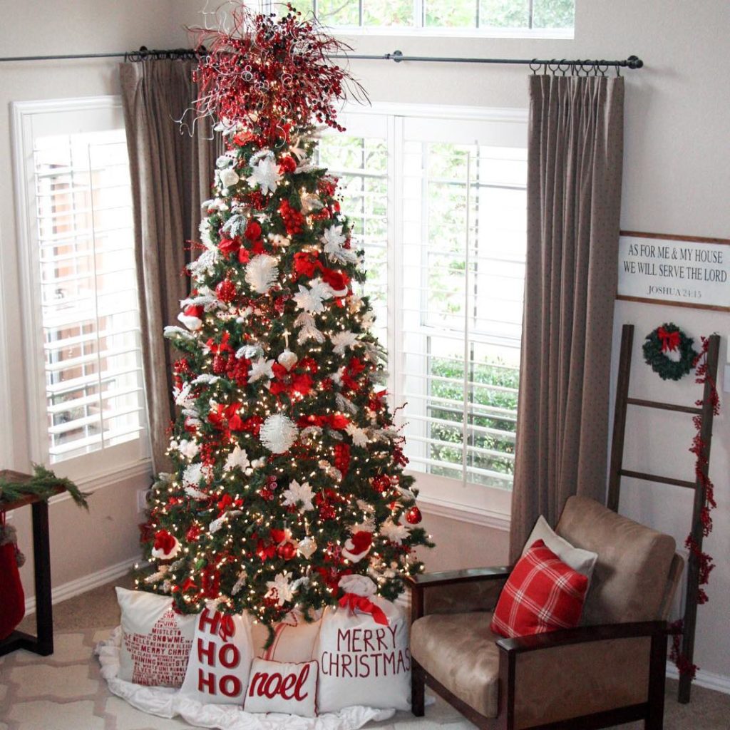 Red and white Christmas tree decorations @klotzhome