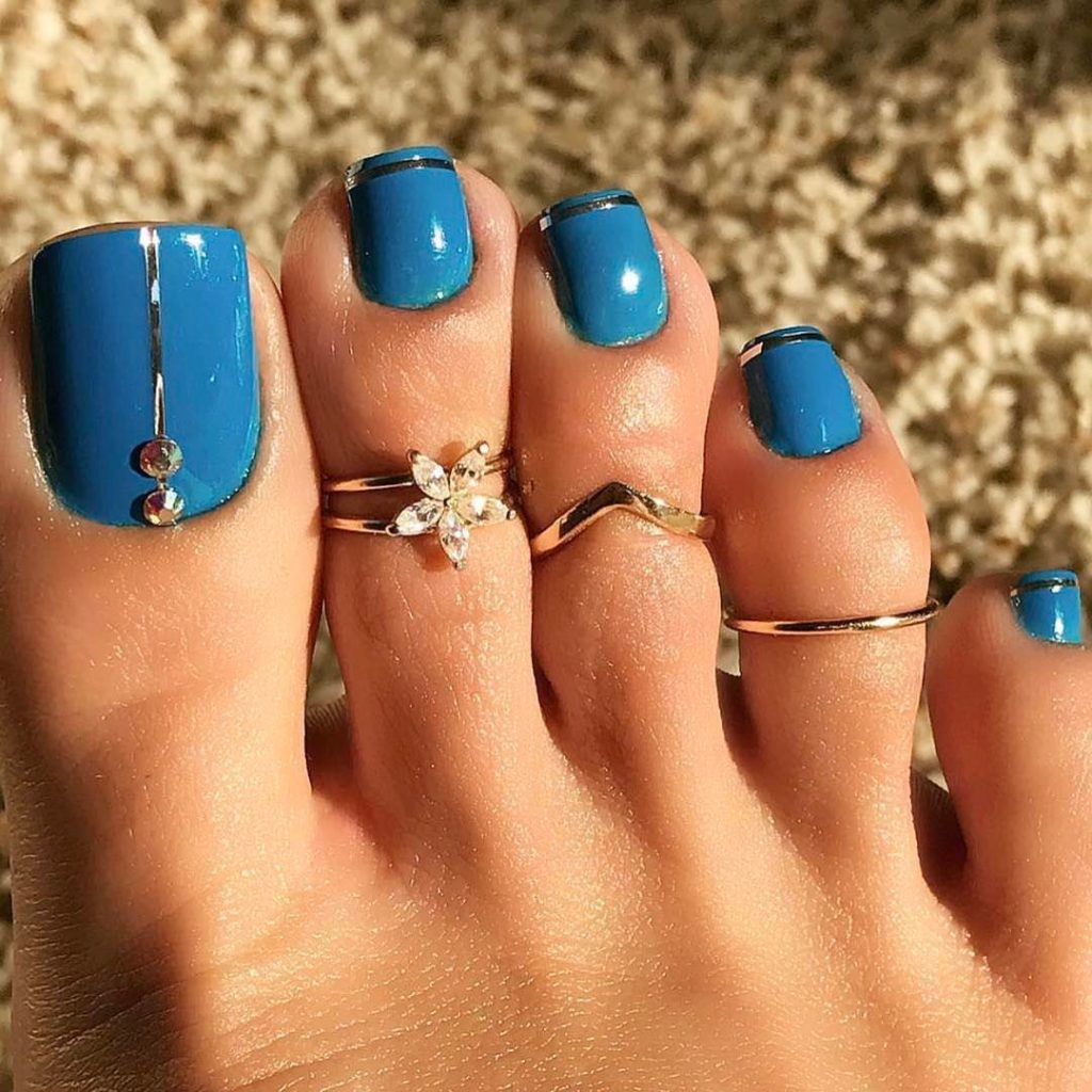 Turquoise toenails sparkle design