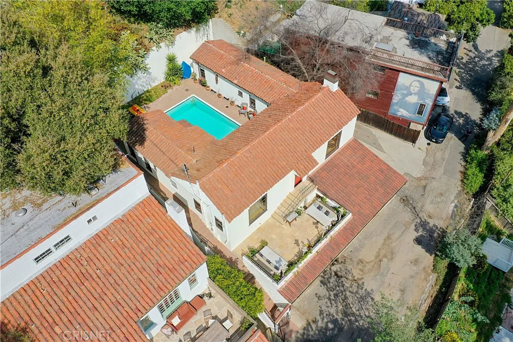 A big house with pool in 8601 Crescent Dr, Los Angeles, CA 90046
