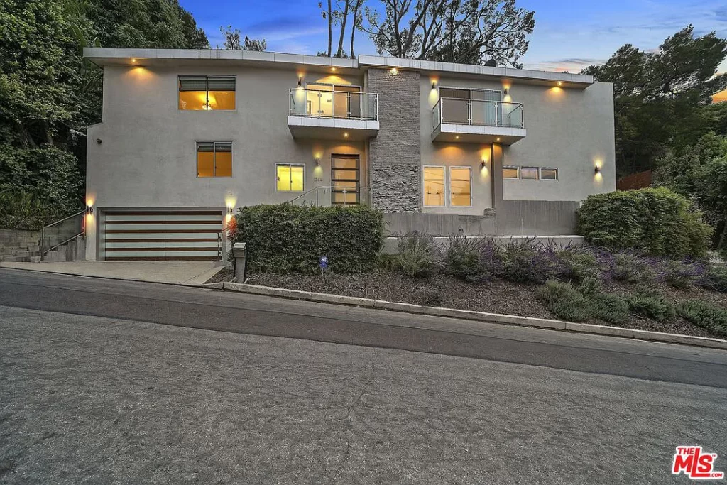 A big house with pool in  1544 N Doheny Dr, Los Angeles, CA 90069