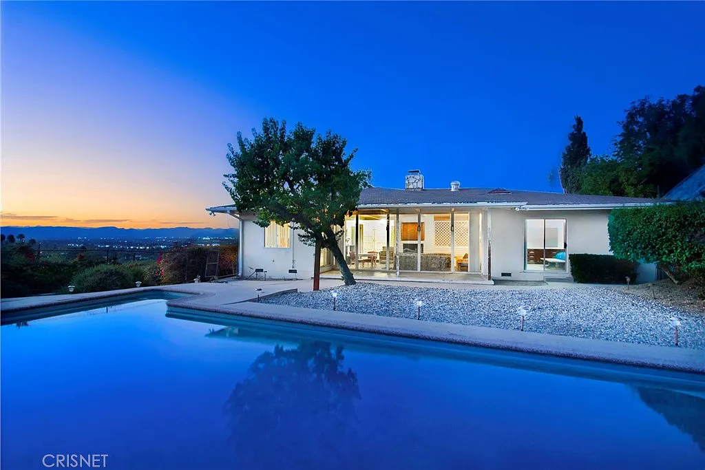 A big house with pool in 17704 Alonzo Pl, Encino, CA 91316 